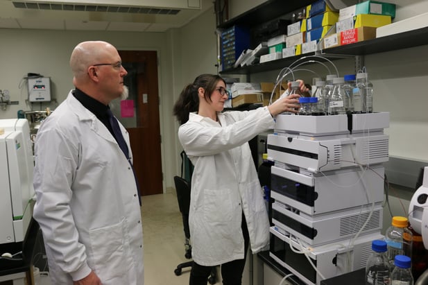 Hannah work in the lab with her mentor, Jed Lampe