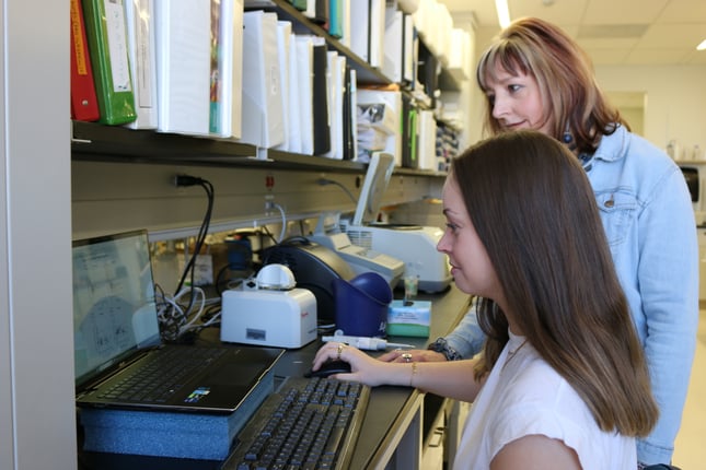 Sydney Boyles works with Dr. Melanie Joy in the Joy lab