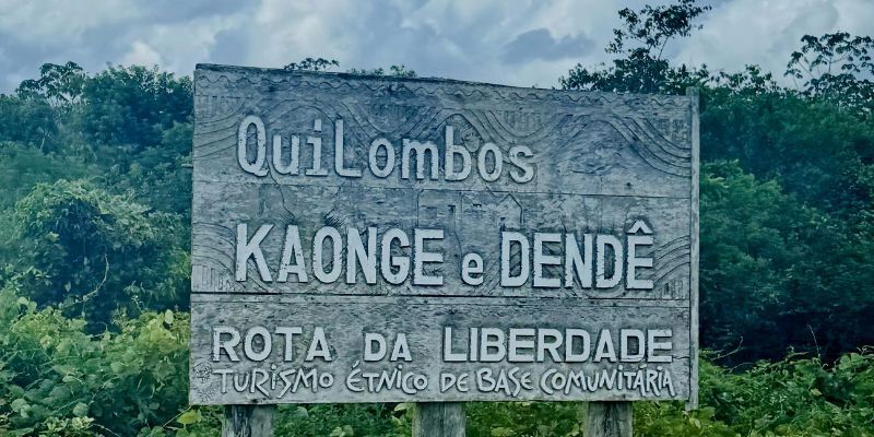 Wooden sign in jungle for the Kaonge e dende