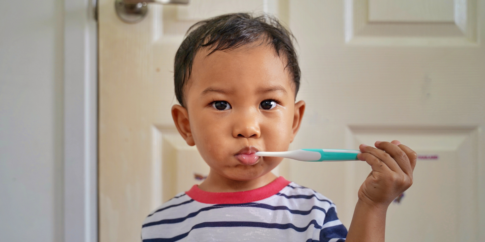 child brushing his breeth