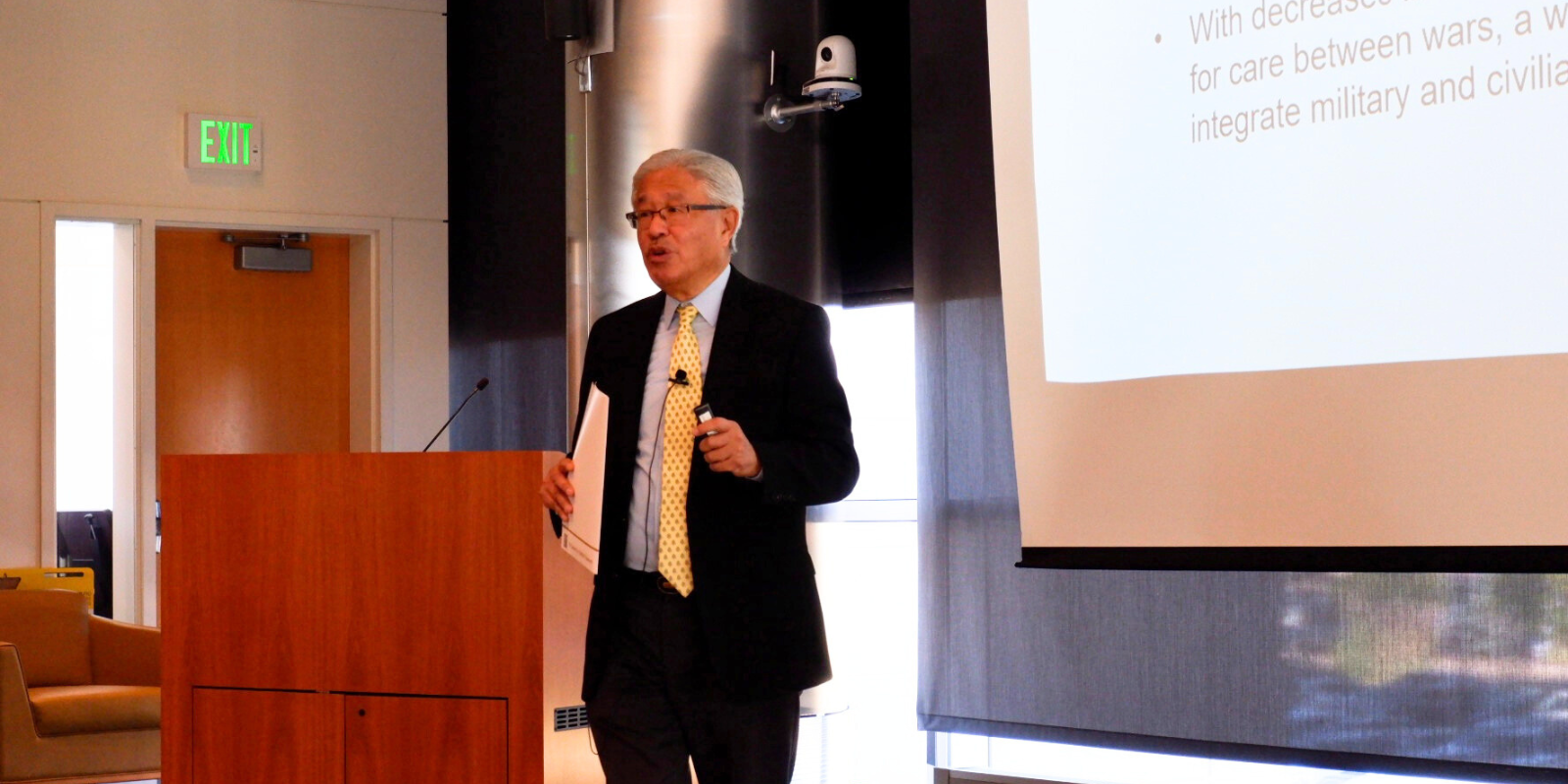 Dr. Victor Dzau gives a speech in a classroom 